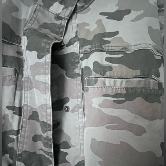 Camo (snap button) Jacket 🧥 - Picture 2 of 3